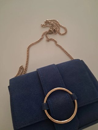Bolso azul con cadena dorada