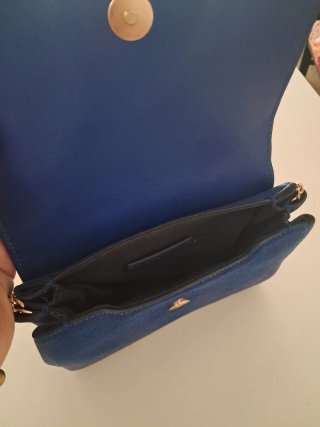 Bolso azul con cadena dorada