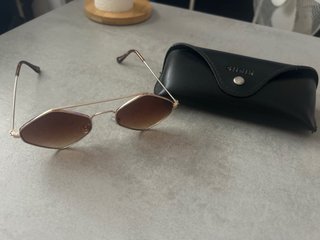 Gafas de sol rombo doradas y marrones