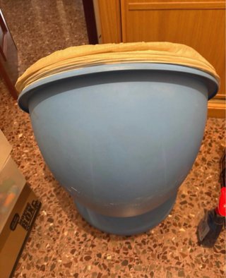 Silla giratoria azul y beige