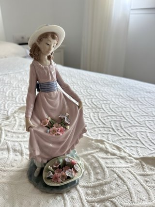 Figura Lladró Niña con Flores