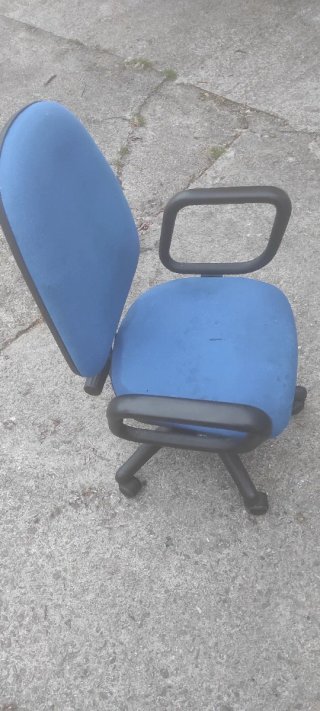 Silla de oficina azul y negra