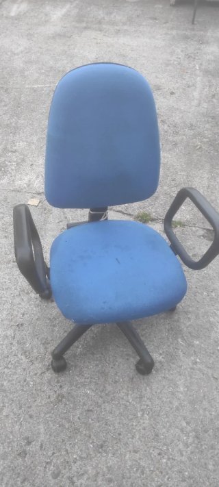 Silla de oficina azul y negra