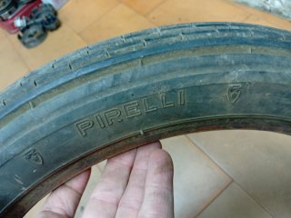 Neumático Pirelli 3.00-17 rayado