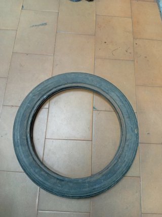 Neumático Pirelli 3.00-17 rayado