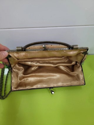 Bolso de mano floral con pedrería