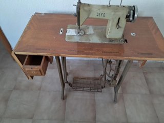 MAQUINA de COSER ALFA Vintage'90. MESA. COLECCION