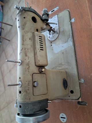 MAQUINA de COSER ALFA Vintage'90. MESA. COLECCION