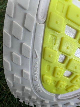 Nike Vomero Plus Run Blanco/Amarillo