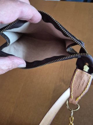 Borsa Louis Vuitton non originale con portamonete