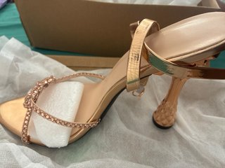Sandalias doradas tacón alto talla 39