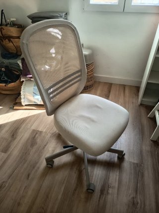 Silla giratoria de oficina gris y blanca