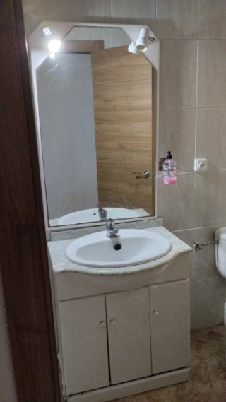 Mueble de baño con lavabo y espejo
