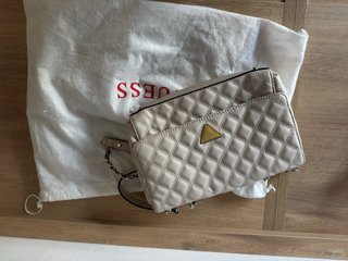Bolso Guess acolchado beige
