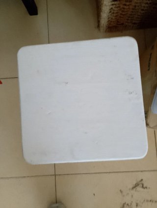 Banqueta de madera blanca