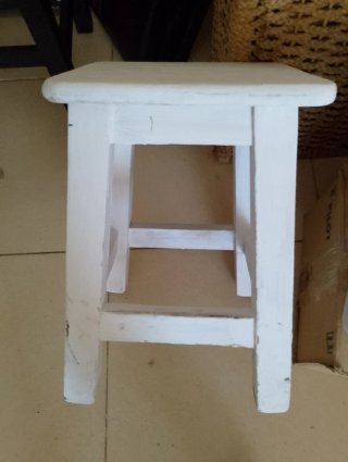 Banqueta de madera blanca