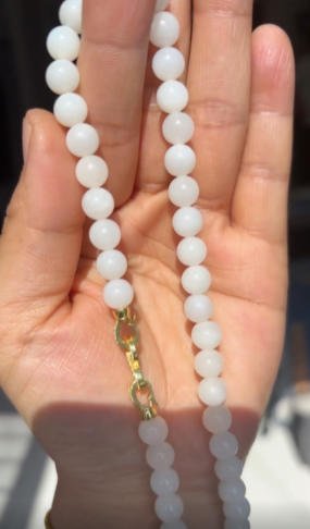 Elegante collar de jade blanco y oro