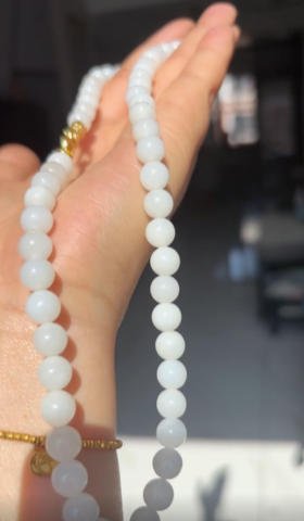 Elegante collar de jade blanco y oro