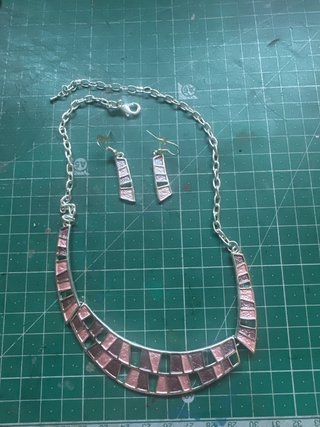 Collar y pendientes plateados y rosas