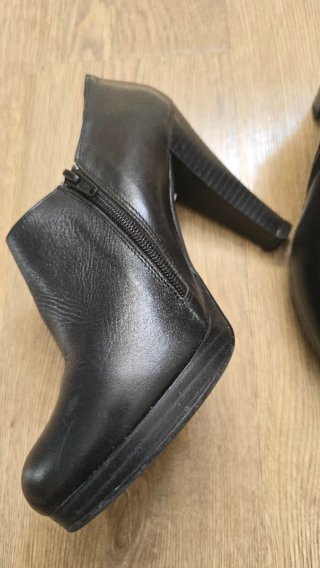 Botines de piel negros
