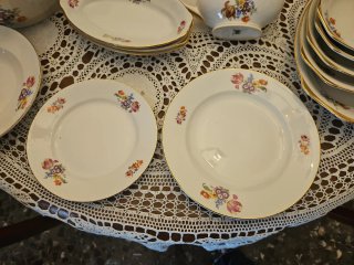 Vajilla de porcelana con borde dorado.