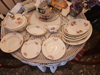 Vajilla de porcelana con borde dorado.