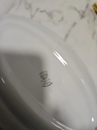 Vajilla de porcelana con borde dorado.