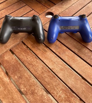 PS4 Pro Nero con 2 controller, giochi e cavi.