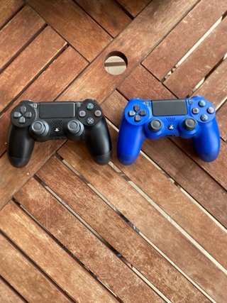 PS4 Pro Nero con 2 controller, giochi e cavi.