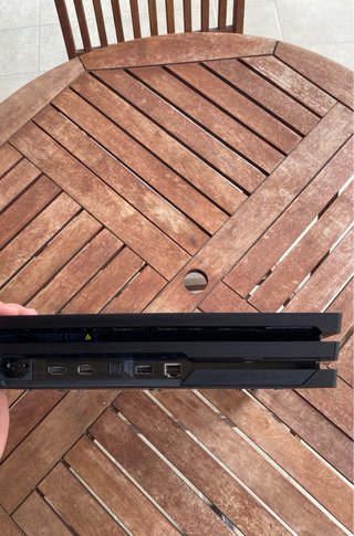 PS4 Pro Nero con 2 controller, giochi e cavi.
