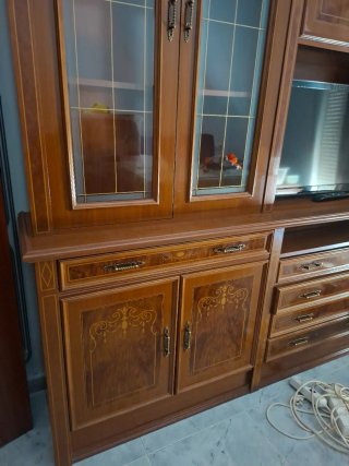 Mueble de salón de madera y cristal