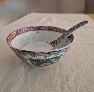 Antiguo cuenco con cuchara de porcelana de Macao