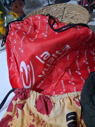 Set accessori La Vuelta: borsa, zaino e cappelli