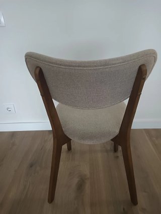 Cuatro sillas de comedor de madera tapizadas beige