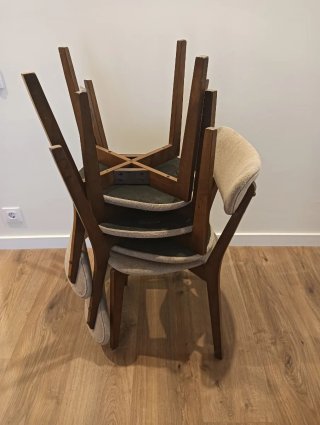 Cuatro sillas de comedor de madera tapizadas beige