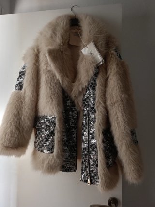 Chaquetón de pelo beige y plateado