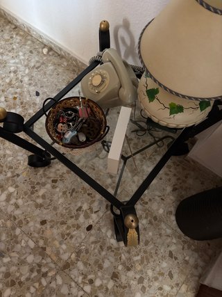 Mesa forja y cristal urge por espacio