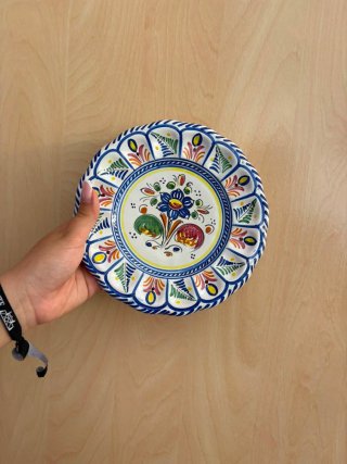 Coppia di piatti in ceramica vintage dipinti a mano