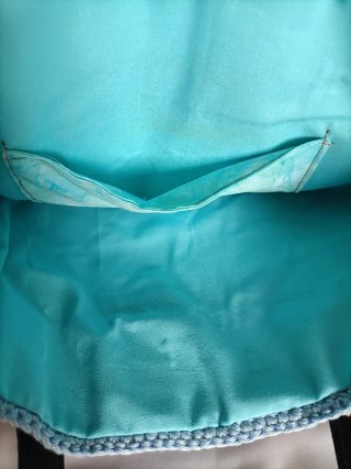 Borsa a spalla in cotone all'uncinetto.