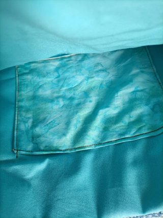 Borsa a spalla in cotone all'uncinetto.
