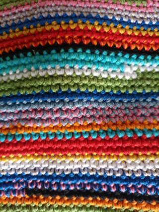 Borsa a spalla in cotone all'uncinetto.