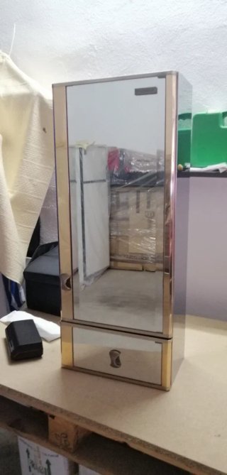 Armario baño acero y dorado 4 estantes y un cajón