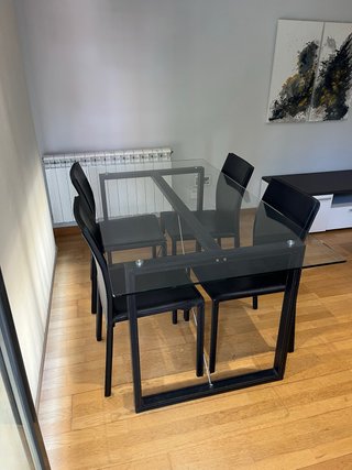 Mesa comedor cristal y 4 sillas negras