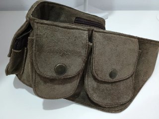 Riñonera de piel con muchos bolsillos.