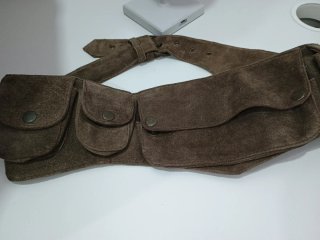 Riñonera de piel con muchos bolsillos.