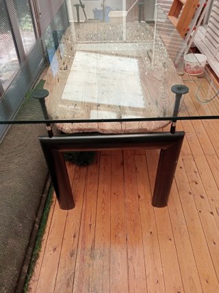 Mesa de cristal con base de trillo