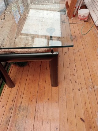 Mesa de cristal con base de trillo