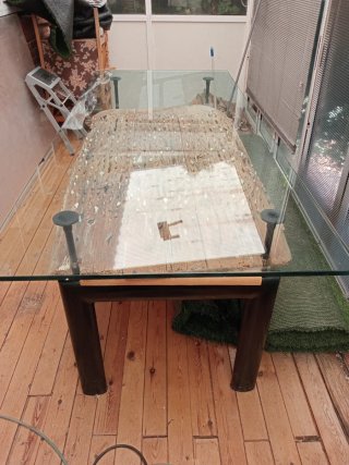 Mesa de cristal con base de trillo