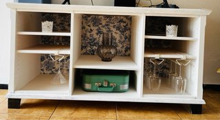 Mueble TV blanco y azul con diseño