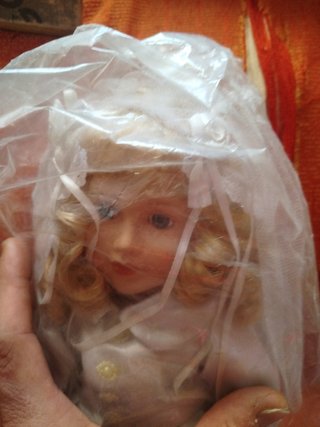 Muñeca de porcelana antigua vestida de novia